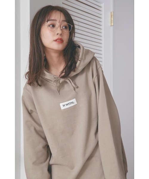 N WITH.（エヌウィズ）の「N WITH.ロゴフーディー（パーカー・レディース・ピンク/ブラウン系その他/ブラック・F）」の18枚目の写真