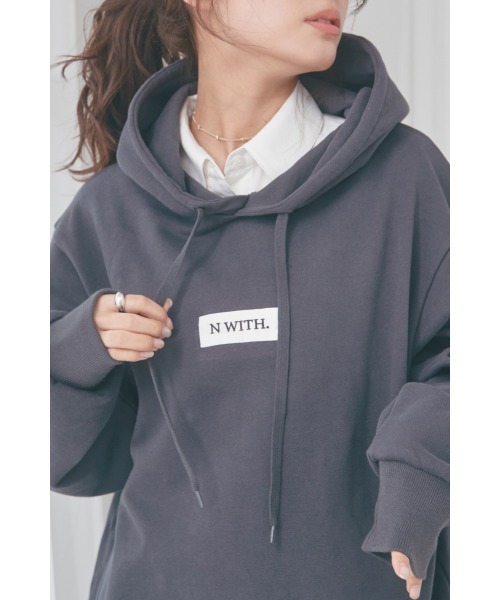 N WITH.（エヌウィズ）の「N WITH.ロゴフーディー（パーカー・レディース・ピンク/ブラウン系その他/ブラック・F）」の15枚目の写真