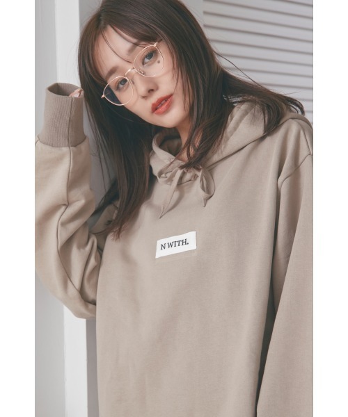 N WITH.（エヌウィズ）の「N WITH.ロゴフーディー（パーカー・レディース・ピンク/ブラウン系その他/ブラック・F）」の4枚目の写真
