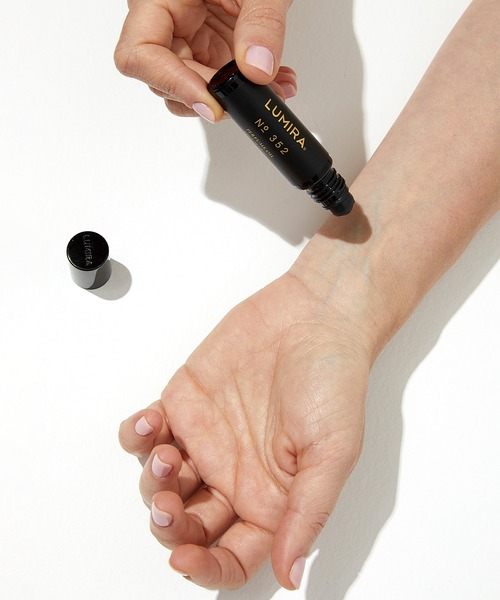 LUMIRA(ルミラ)の「NO.352 LEATHER & CEDAR Perfume Oil (NO.352 レザー&シダーパフュームオイル)(香水・レディース・その他・FREE)」の1枚目の写真