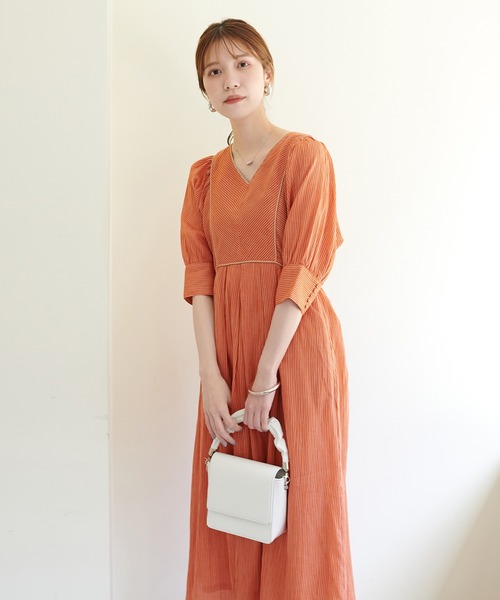 natural couture(ナチュラルクチュール)の「細ストライプ配色コードワンピース(ワンピース・レディース・オフホワイト/オレンジ/ネイビー・MEDIUM/LARGE)」の5枚目の写真