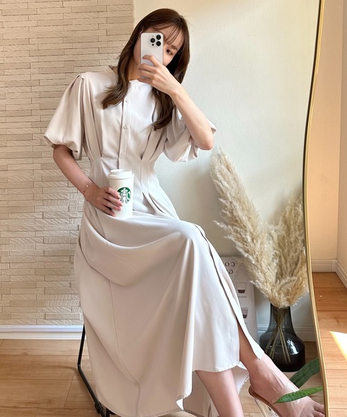 tocco closet（トッコ　クローゼット）の「【ZOZO限定】ウエストタックバルーンスリーブワンピース（ワンピース・レディース・ベージュ/ブラック/ブルー・M）」の2枚目の写真