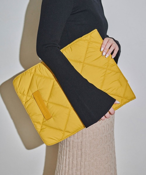 ADAM ET ROPE'（アダムエロペ）の「【PC・A4対応】【一部WEB限定カラー】〈追加〉キルティングPCケース（トートバッグ・レディース・ブラック/ブラウン/パープル/イエロー/ピンク/グレー・FREE）」の5枚目の写真