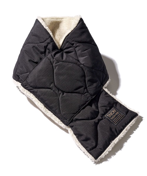 TAION(タイオン)の「【TAION / タイオン】MILITARY REVERSIBLE DOWN SCARF / リバーシブルキルティングダウンマフラー(マフラー・レディース・ブラック×ブラック/クリーム/オリーブ/ブラック×ホワイト/セージグリーン/チャコールグレー/ベージュ/モカ/ダークネイビー・FREE)」の1枚目の写真