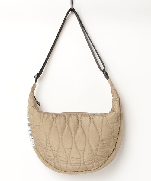 WEEKEND(ER)（ウィークエンダー）の「WEEKEND(ER)×FREAK'S STORE/ウィークエンダー×フリークスストア 別注 ラウンド ナイロン キルト ハーフムーン ショルダーバッグ（ショルダーバッグ・レディース・ベージュ/ライム/ブラック/オレンジ/グレー/ブルー・ONE SIZE）」の3枚目の写真