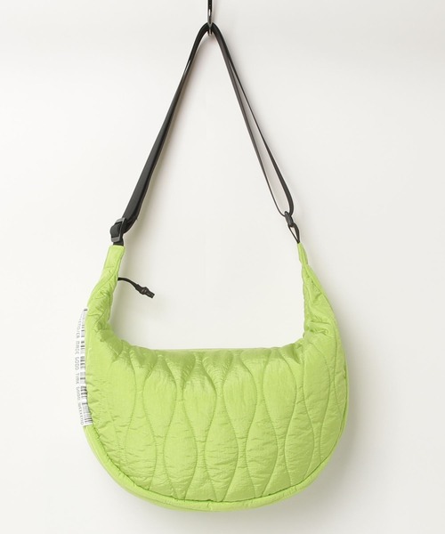 WEEKEND(ER)（ウィークエンダー）の「WEEKEND(ER)×FREAK'S STORE/ウィークエンダー×フリークスストア 別注 ラウンド ナイロン キルト ハーフムーン ショルダーバッグ（ショルダーバッグ・レディース・ベージュ/ライム/ブラック/オレンジ/グレー/ブルー・ONE SIZE）」の4枚目の写真