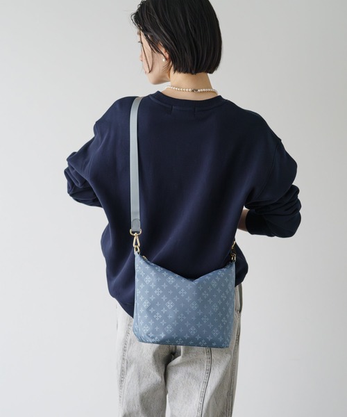 russet（ラシット）の「【290g/弱撥水】シンプルショルダーバッグ (CE-1243)（ショルダーバッグ・レディース・サーモンピンク/キナリ/ダークグレー/ミント/イエロー/ピンク系その他3/ブラック×ブルー/ブラック/グレー系その他/ピンク系その他4/ライトグレー/スカイブルー/チェリーピンク/オレンジ/モーブ系/イエロー系その他/オレンジ系その他/グレー系その他2/ブラウン系その他/ライトブラウン/レッド/モーブ系1/イエロー系その他2/ピンク系その他/ピンクベージュ/ブルー系その他/モーブ系2/ピンク系その他2・FREE）」の13枚目の写真