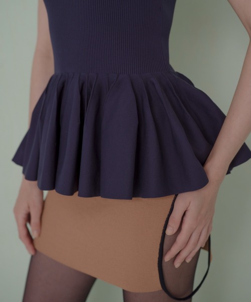 TAN（タン）の「RUFFLE KNITTED CAMISOLE（キャミソール・レディース・オフホワイト/サーモンピンク/ダークネイビー・FREE）」の4枚目の写真