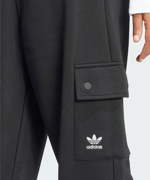 adidas（アディダス）の「エッセンシャルズ フリース カーゴ