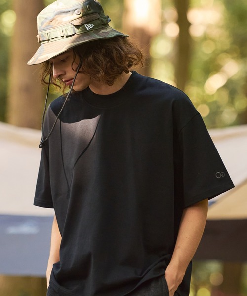 OUTDOOR EXCHANGE(アウトドアエクスチェンジ)の「【OUTDOOR EXCHANGE/アウトドアエクスチェンジ】リラックスフィット モックネックT UVカット(Tシャツ/カットソー・メンズ・ホワイト/ブラック・MEDIUM/LARGE)」の2枚目の写真