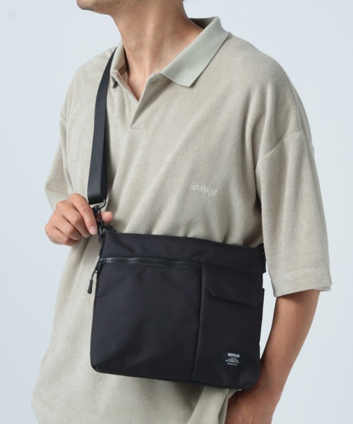 BAYFLOW（ベイフロー）の「フロント2ポケットサコッシュ（ショルダーバッグ・メンズ・ブラック/オレンジ/カーキ・FREE）」の2枚目の写真