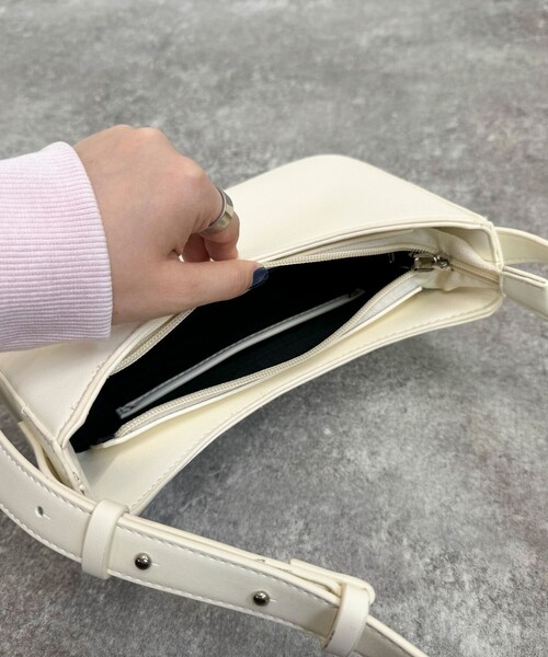 fredy emue（フレディエミュ）の「ワンベルトスリムミニバッグ（ハンドバッグ・レディース・ブラック/ライトブルー/ブラウン/ホワイト・FREE）」の17枚目の写真