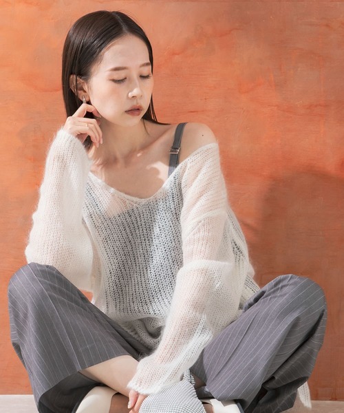 URBAN RESEARCH ROSSO WOMEN（アーバンリサーチ　ロッソ）の「シアーモヘアVネックプルオーバー（ニット/セーター・レディース・ホワイト/イエロー/ブルー・FREE）」の2枚目の写真