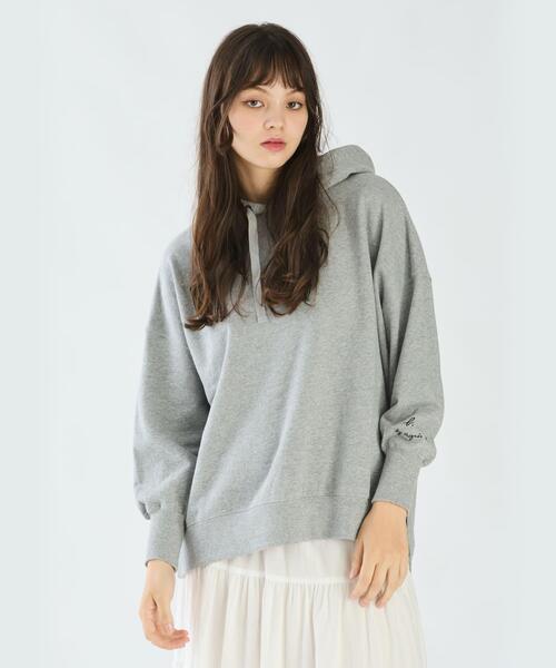 To b. by agnes b.(トゥービーバイアニエスベー)の「WEB限定 ニューマカロンカラーフーディー(パーカー・レディース・グレー・38/40)」の2枚目の写真