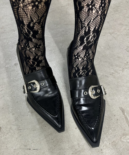 WHO'S WHO gallery（フーズフーギャラリー）の「【HiNT/ヒント】ベルト付きポイントテッドトゥーローファー（ローファー・レディース・ブラック・38/39/37）」の2枚目の写真