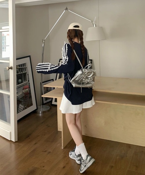 Mejoul(メジュール)の「サイドラインレースリボン付き オーバーサイズロンT(Tシャツ/カットソー・レディース・ネイビー/ブラック/ホワイト・F)」の17枚目の写真