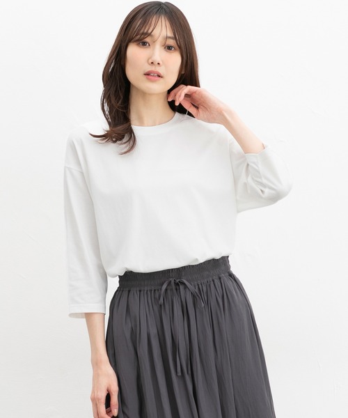 Honeys(ハニーズ)の「【ハニさら・接触冷感・UVカット】きれいめ7分袖Tシャツ(Tシャツ/カットソー・レディース・パープル/ブラック/サックスブルー/グレイッシュベージュ/オフホワイト・LL/L/S/M)」の2枚目の写真