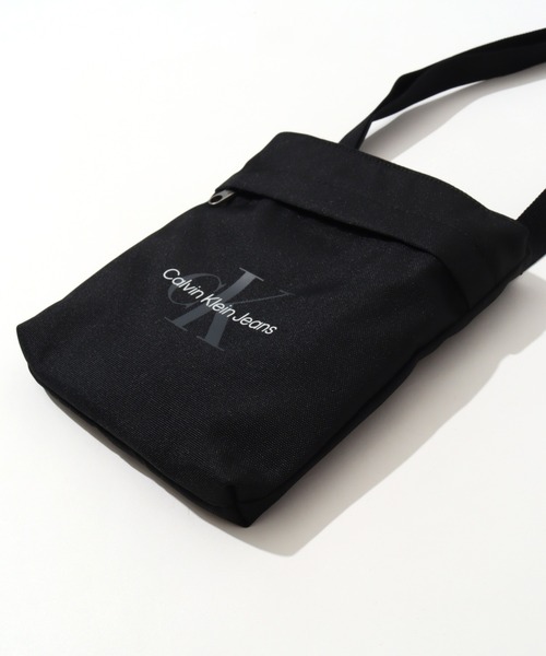 Calvin Klein Jeans(カルヴァンクラインジーンズ)の「【Calvin Klein JEANS/カルバンクライン ジーンズ】SPORT ESSENTIALS FLAT PACK18 M / スポーツ エッセンシャル フラップ パック ショルダーバッグ(ショルダーバッグ・メンズ・ブラック・FREE)」の12枚目の写真