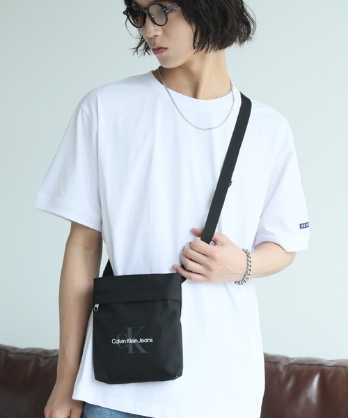Calvin Klein Jeans(カルヴァンクラインジーンズ)の「【Calvin Klein JEANS/カルバンクライン ジーンズ】SPORT ESSENTIALS FLAT PACK18 M / スポーツ エッセンシャル フラップ パック ショルダーバッグ(ショルダーバッグ・メンズ・ブラック・FREE)」の2枚目の写真