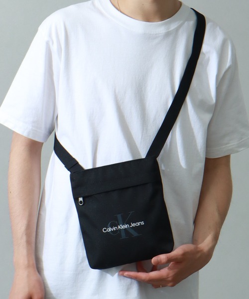 Calvin Klein Jeans(カルヴァンクラインジーンズ)の「【Calvin Klein JEANS/カルバンクライン ジーンズ】SPORT ESSENTIALS FLAT PACK18 M / スポーツ エッセンシャル フラップ パック ショルダーバッグ(ショルダーバッグ・メンズ・ブラック・FREE)」の9枚目の写真