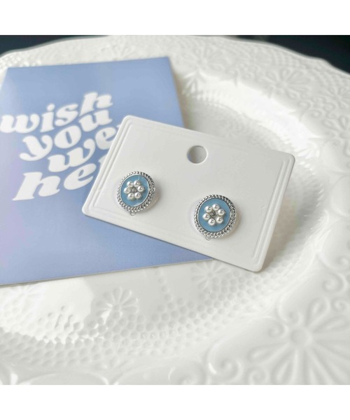 tone(トーン)の「【88eighty-eight】パステルブルーフラワーレトロピアス【import】(MA)(ピアス(両耳用)・レディース・ブルー・FREE)」の2枚目の写真
