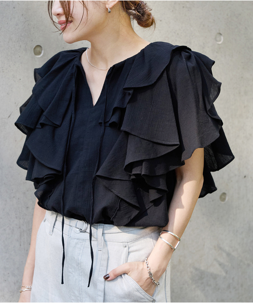 JOURNAL STANDARD（ジャーナルスタンダード）の「ラッフルカラーコットンボイルブラウス（シャツ/ブラウス・レディース・ブラック/ホワイト・FREE）」の2枚目の写真