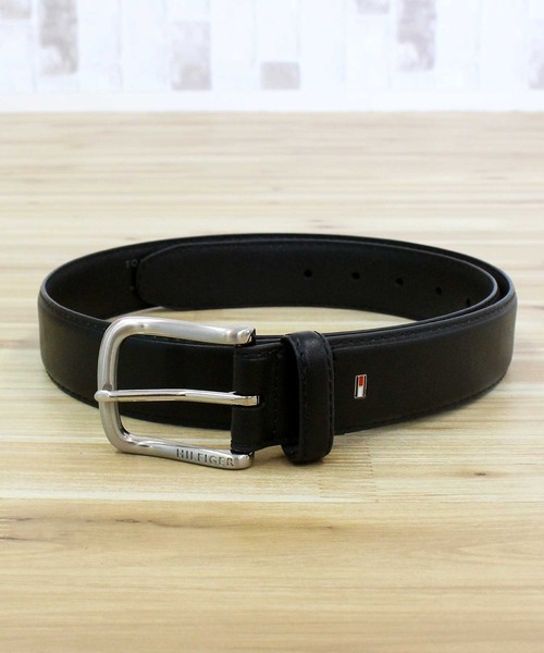 TOMMY HILFIGER(トミーヒルフィガー)の「バックルロゴ フェイクレザーベルト(ベルト・メンズ・ブラック・34/38)」の1枚目の写真