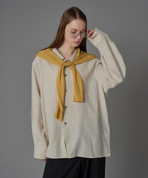 ONCILY（オンシェリー）の「SILVER BUTTON LONG SLEEVE SHIRT / シルバーボタンロングスリーブシャツ（シャツ/ブラウス・メンズ・ブラウン/ダークブラウン/ネイビー/ブラック/オフホワイト/ブラック系その他/ブルーグリーン/ダークグレー/ブラウン系その他/ネイビー系/アイボリー/ブルー/ブルー系その他/ホワイト系その他・SMALL/MEDIUM/LARGE）」の4枚目の写真