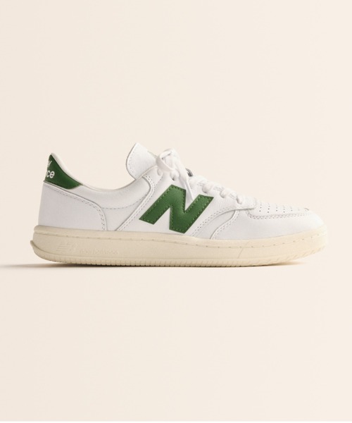 NEW BALANCE(ニューバランス)の「T500(スニーカー・レディース・ホワイト×グリーン・22.5cm/23.0cm/23.5cm/24.0cm/24.5cm/25.0cm/25.5cm/26.0cm/26.5cm/27.0cm/27.5cm/28.0cm/28.5cm/29.0cm)」の1枚目の写真