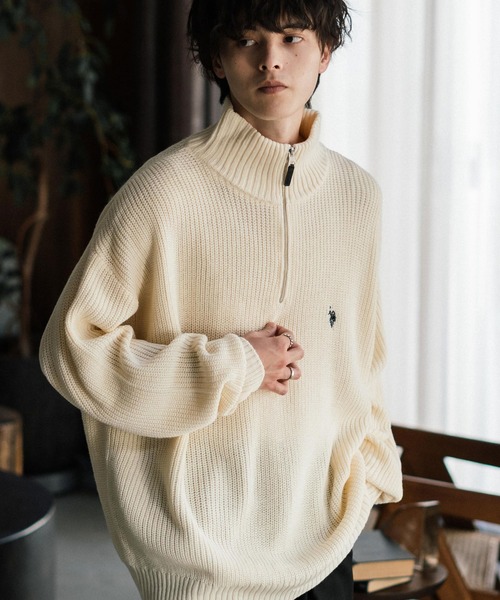 U.S. POLO ASSN.(ユーエスポロアッスン)の「U.S. POLO ASSN. ユーエスポロアッスン 別注コラボ オーバーサイズワンポイントロゴ刺繍畦編みハーフジップ長袖ニットセーター(ニット/セーター・メンズ・ネイビー/チャコール/ブラック/グレー/レッド/アイボリー/ベージュ・M/XL/L)」の2枚目の写真