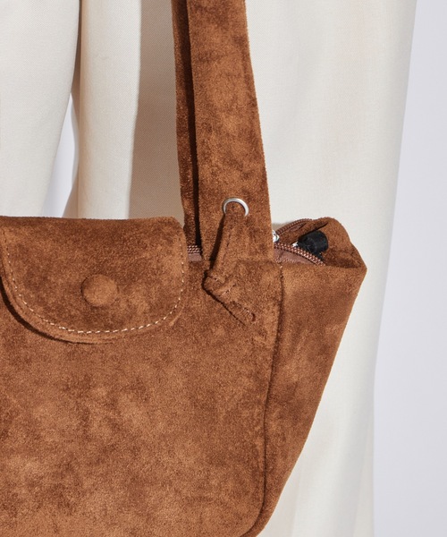 AO2(アオズ)の「Faux Suede Handle Gathered Tote Bag / フェイクスエード ギャザーハンドルトートバッグ(トートバッグ・レディース・ベージュ/カーキ/ブラック/ブラウン・FREE)」の14枚目の写真