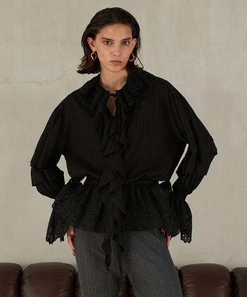 エンブロイダリーラッフルブラウス / Embroidered Ruffled Blouse