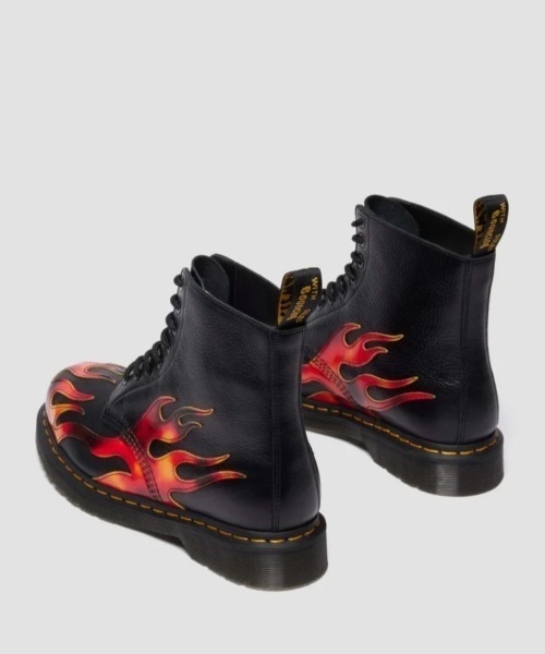 Dr. Martens(ドクターマーチン)の「Dr. MARTENS 1460 PASCAL FLAME 8 HOLE BOOT(ドクターマーチン 1460 PASCAL FLAME 8 ホール ブーツ)(ブーツ・メンズ・ブラック系・28cm/27cm/26cm/25cm)」の4枚目の写真