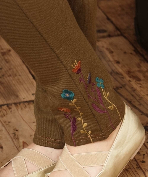Jocomomola(ホコモモラ)の「フラワー刺繍入り裏起毛レギンスパンツ(その他パンツ・レディース・ブラック/カーキ/パープル・42/40)」の8枚目の写真