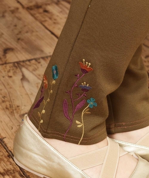 Jocomomola(ホコモモラ)の「フラワー刺繍入り裏起毛レギンスパンツ(その他パンツ・レディース・ブラック/カーキ/パープル・42/40)」の9枚目の写真
