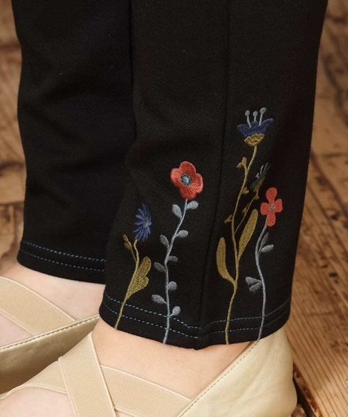 Jocomomola(ホコモモラ)の「フラワー刺繍入り裏起毛レギンスパンツ(その他パンツ・レディース・ブラック/カーキ/パープル・42/40)」の18枚目の写真