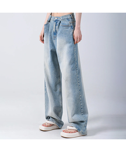 AVANDRESS(アバンドレス )の「BUCKLE WIDE DENIM PANTS WASHING LIGHT BLUE(デニムパンツ・レディース・その他・SMALL/MEDIUM/LARGE/X-LARGE/X-SMALL)」の1枚目の写真