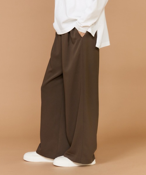 INED(イネド)の「Iラインイージーワイドパンツ(その他パンツ・レディース・カーキ/チャコールグレー・7号/9号/11号)」の2枚目の写真