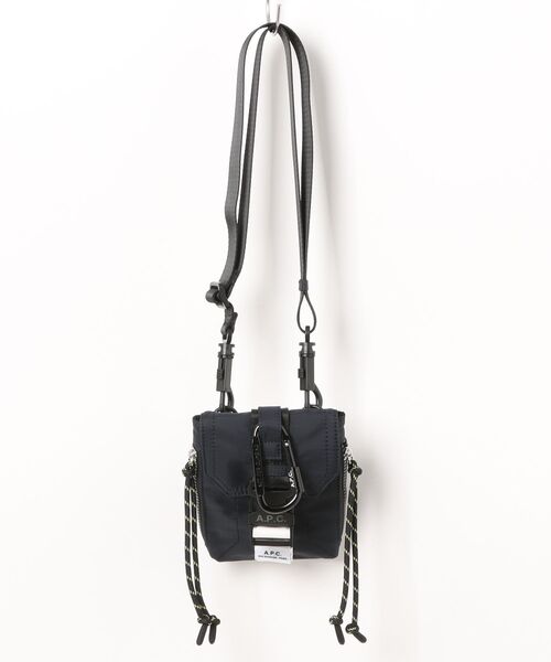 A.P.C.(アーペーセー)の「CROSSBODY POUCH TREK(ボディバッグ/ウエストポーチ・メンズ・ブラック/ネイビー・ONESIZE)」の2枚目の写真