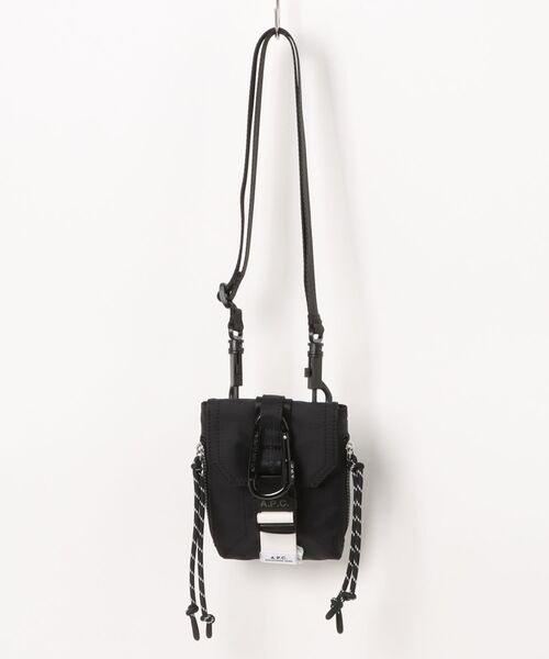 A.P.C.(アーペーセー)の「CROSSBODY POUCH TREK(ボディバッグ/ウエストポーチ・メンズ・ブラック・ONESIZE)」の1枚目の写真