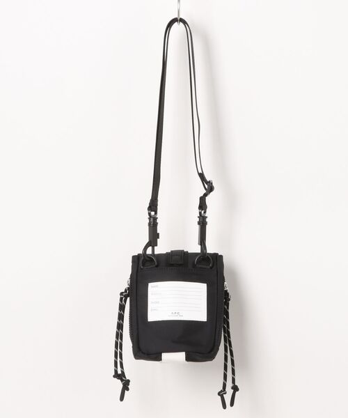 A.P.C.(アーペーセー)の「CROSSBODY POUCH TREK(ボディバッグ/ウエストポーチ・メンズ・ブラック/ネイビー・ONESIZE)」の4枚目の写真