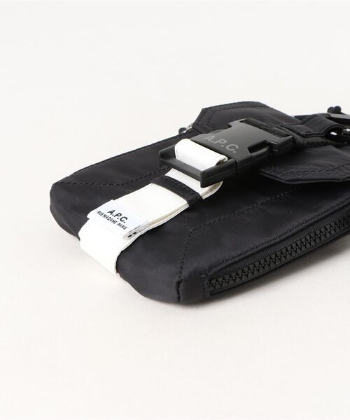 A.P.C.(アーペーセー)の「CROSSBODY POUCH TREK(ボディバッグ/ウエストポーチ・メンズ・ブラック/ネイビー・ONESIZE)」の5枚目の写真
