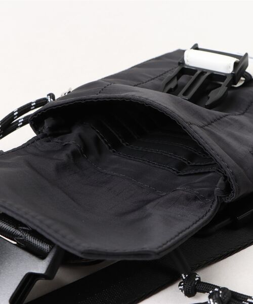 A.P.C.(アーペーセー)の「CROSSBODY POUCH TREK(ボディバッグ/ウエストポーチ・メンズ・ブラック/ネイビー・ONESIZE)」の6枚目の写真