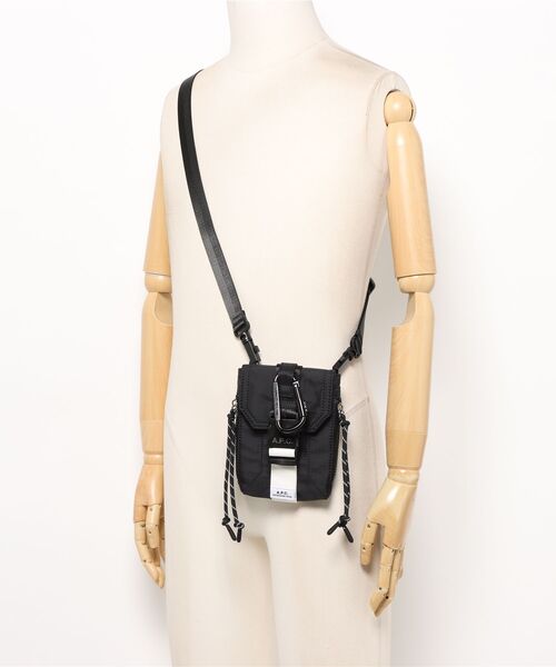 A.P.C.(アーペーセー)の「CROSSBODY POUCH TREK(ボディバッグ/ウエストポーチ・メンズ・ブラック・ONESIZE)」の2枚目の写真