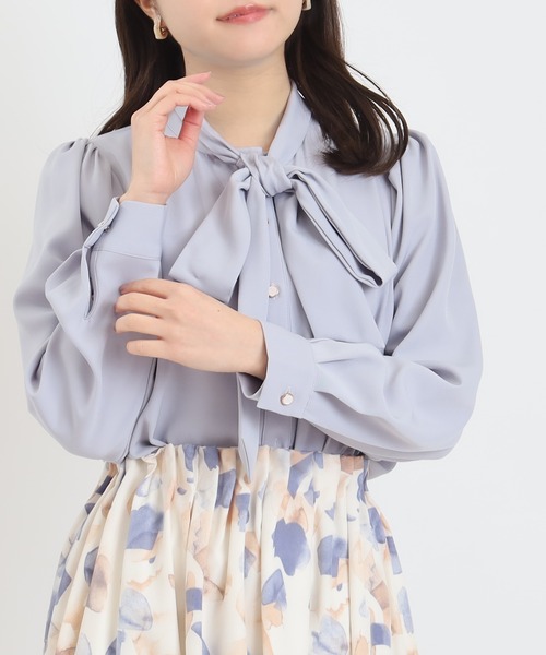 ASTORIA ODIER（アストリアオディール）の「アソート柄ボウタイブラウス（シャツ/ブラウス・レディース・ホワイト×ブルー/グレイッシュブルー/ホワイト/イエロー・MEDIUM）」の3枚目の写真