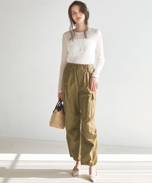 23区 L(ニジュウサンクオオキイサイズ)の「ハイカウントギャバ パラシュート カーゴパンツ(カーゴパンツ・レディース・ベージュ系/モスグリーン系・48/46/44)」の3枚目の写真