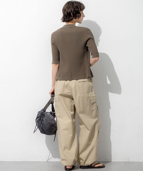 23区 L(ニジュウサンクオオキイサイズ)の「ハイカウントギャバ パラシュート カーゴパンツ(カーゴパンツ・レディース・ベージュ系/モスグリーン系・48/46/44)」の7枚目の写真