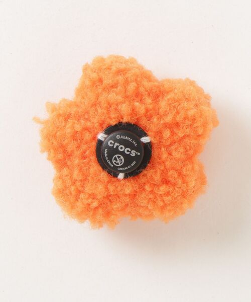 crocs(クロックス)の「crocs Plush Orange Daisy / クロックス プラッシュオレンジデイジー(シューズアクセサリー・レディース・マルチ・FREE)」の2枚目の写真