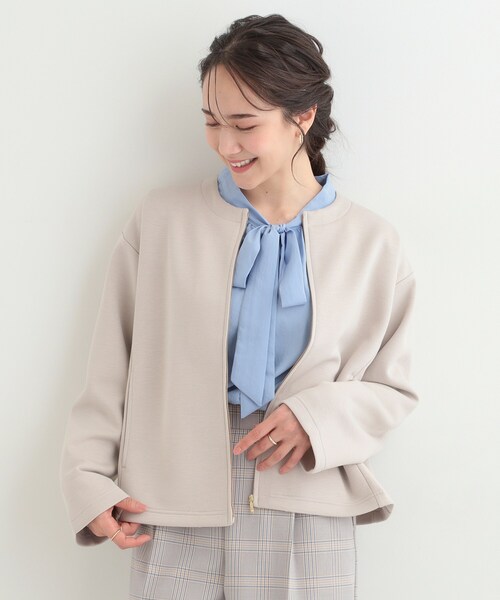 SHOO・LA・RUE（シューラルー）の「【セットアップ可/S－LL/なめらかタッチ】大人のきれいめスタイルに ノーカラージップブルゾン（ブルゾン・レディース・アイボリー/ネイビー/ナチュラル・04/03/02/01）」の4枚目の写真