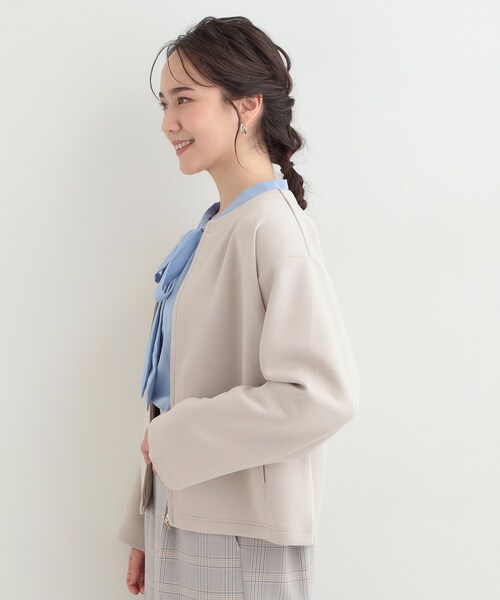 SHOO・LA・RUE（シューラルー）の「【セットアップ可/S－LL/なめらかタッチ】大人のきれいめスタイルに ノーカラージップブルゾン（ブルゾン・レディース・アイボリー/ネイビー/ナチュラル・04/03/02/01）」の5枚目の写真